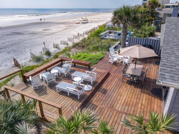 På billedet ses objektet Beachfront Deck with steps down to the white sandy beach Sea Dunes Sandcastle 1A beliggende i byen Edgewater.