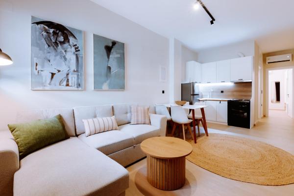 På bildet vises objektet KOEM Luxury Suites som ligger i byen Preveza.