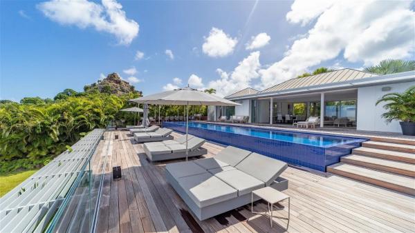 照片显示了位于Anse des Cayes市的Luxurious Oceanfront Villa in Anse Des Cayes物件。