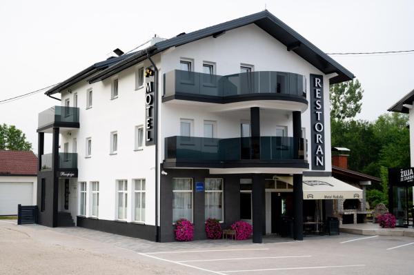 The photo shows the Motel Raduša located in the city of Trnovača.