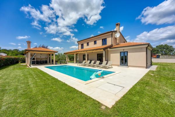 A la foto es mostra l'objecte Villa Jože situat a la ciutat de Tinjan.