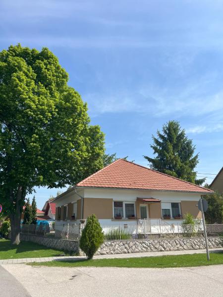 Na zdjęciu widoczny jest obiekt Cseresznyés Ház położony w mieście Hédervár.