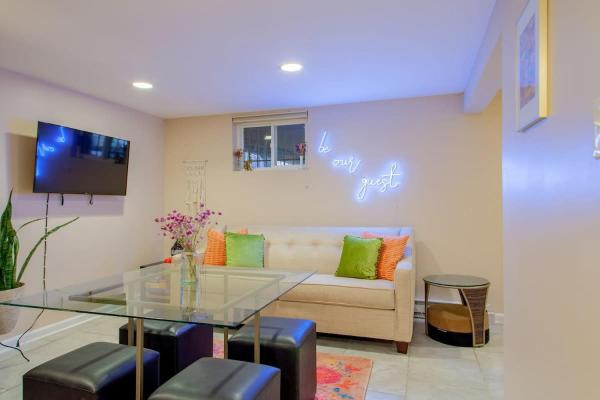 A la foto es mostra l'objecte 2-BR City Retreat Peace Privacy & Parking situat a la ciutat de Washington.