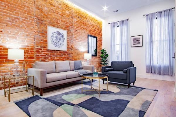 A la foto es mostra l'objecte Vibrant 2-BR Luxe Flat Adjacent Eastern Market Walk to METRO Barracks Row Capitol Hill situat a la ciutat de Washington.