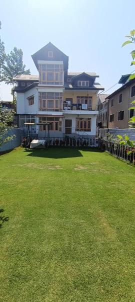 A la foto es mostra l'objecte Jannat Inn situat a la ciutat de Srinagar.