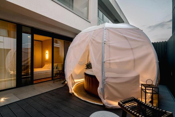 Nella foto è visibile l'oggetto Urban Deluxe Igloo with Jacuzzi&Garden situato nella città di Bucarest.