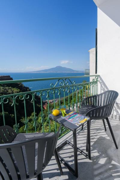Na fotografii je vidět objekt Sea View Deluxe Apartments nacházející se ve městě Vico Equense.