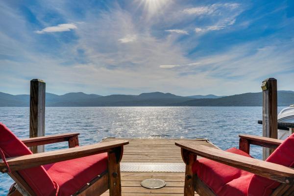 A la foto es mostra l'objecte Waterfront Lake George Lodge with Boat Dock and Deck! situat a la ciutat de Hague.