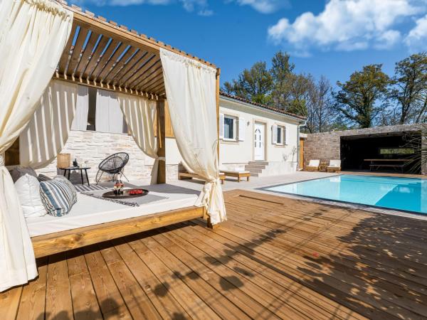 写真にはDobrinj市にあるVilla Luna by Interhomeが写っています。