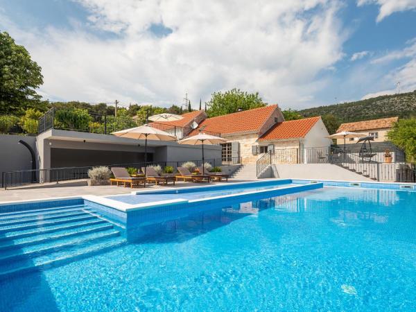 Na zdjęciu widoczny jest obiekt Holiday Home Villa di Pietra by Interhome położony w mieście Danilo Biranj.