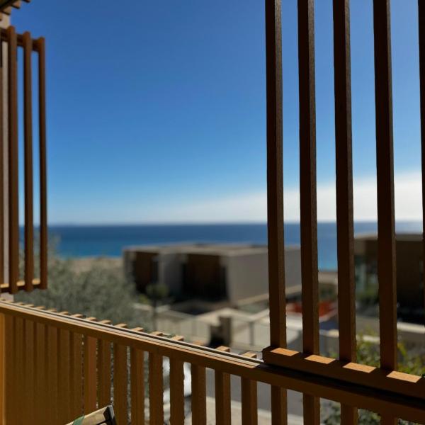 A la foto es mostra l'objecte Seanest Greencoast situat a la ciutat de Himare.