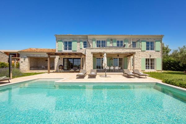 Na zdjęciu widoczny jest obiekt Villa Zelena with Panoramic Seaview and big Pool położony w mieście Bale.