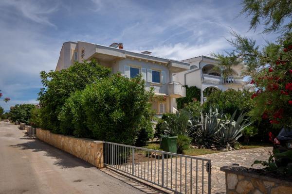 A la foto es mostra l'objecte Apartments by the sea Vir - 23426 situat a la ciutat de Vir.
