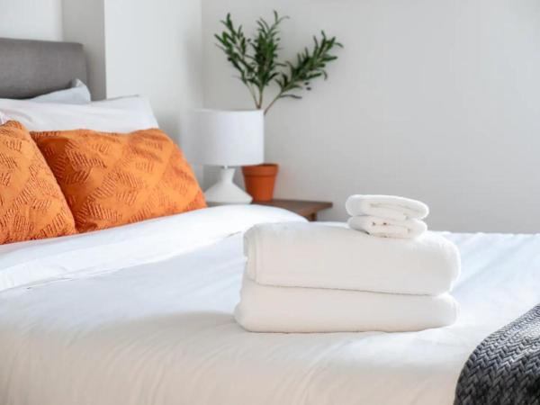 Φωτογραφία 7: Rustic, Downtown Quebec, Rooftop pool, 2 bedrooms AND 2 bathrooms -up to 6 guests