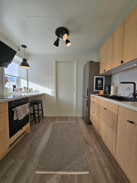 Na foto é possível ver o objeto Bright and modern apartment with beautiful view localizado na cidade de Kvalsund.