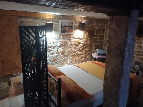 A la foto es mostra l'objecte Brnara Kravarica situat a la ciutat de Vrlika.