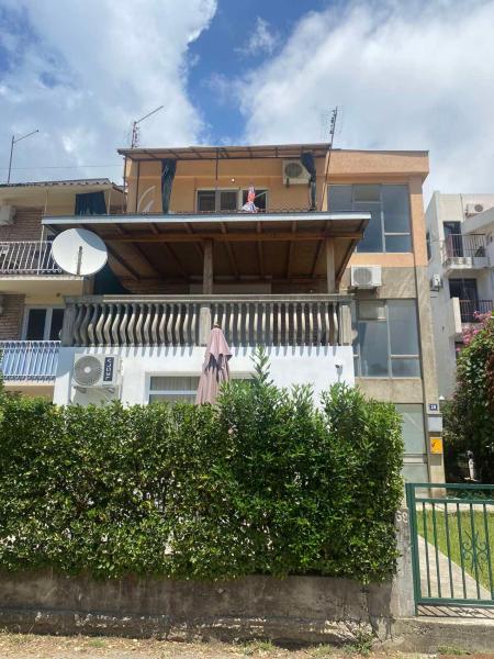 A la foto es mostra l'objecte Apartman Ema situat a la ciutat de Sutomore.