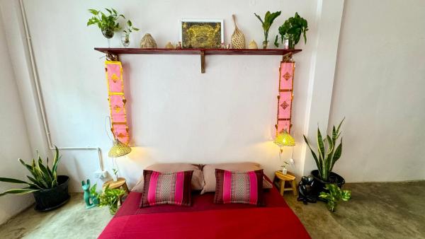 照片显示了位于Chinatown市的Baan YentaFo - Pink House 3rd floor物件。