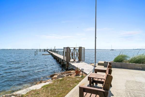 Spacious 3-Story Bayfront Home Perfect for Family Fun & Relaxation的照片5