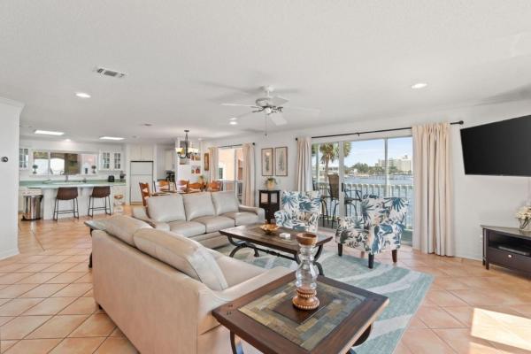 Spacious 3-Story Bayfront Home Perfect for Family Fun & Relaxation的照片7