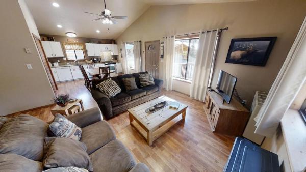 A la foto es mostra l'objecte Riverside Cabin situat a la ciutat de Red River.