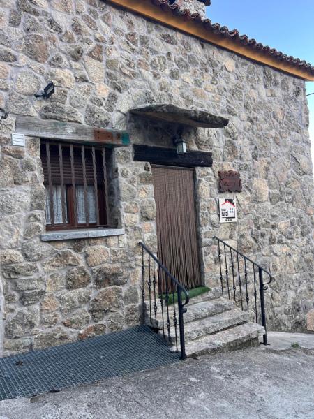 A la foto es mostra l'objecte Casa rural Domínguez situat a la ciutat de Navalosa.