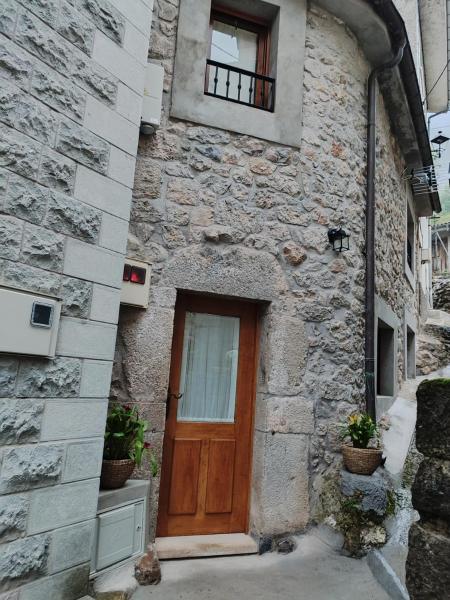 La Casina De Tielve De Cabrales Dentro Del Parque Nacional Picos De Europa - Asturias