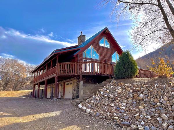 Op de foto is het object Large Off-Grid Luxury Cabin- creek land & views te zien, gelegen in de stad McCammon.