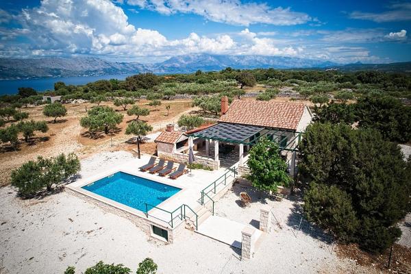 En la foto se muestra el objeto Family friendly house with a swimming pool Pucisca, Brac - 21499 ubicado en la ciudad de Pučišća.