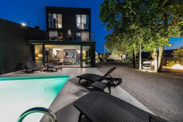 Na zdjęciu widoczny jest obiekt Family friendly house with a swimming pool Dolinci, Crikvenica - 23065 położony w mieście Grižane.