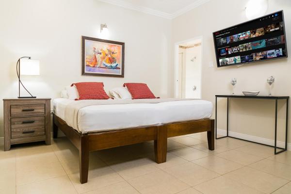 Na foto é possível ver o objeto Charming Studio with Garden Oasis in Kingston localizado na cidade de Pembroke Hall.