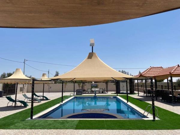 The photo shows the شاليهات ومسابح مزارع located in the city of Al Azraq ash Shamālī.
