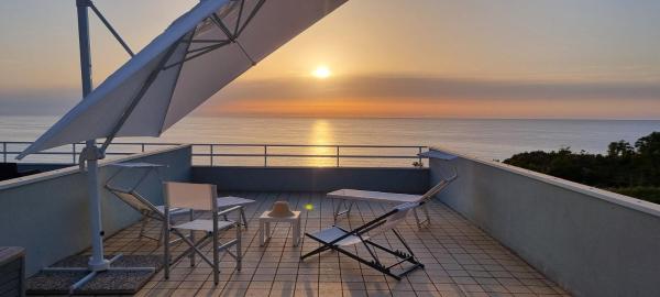 A la foto es mostra l'objecte Tramonto sulla Costa degli Dei situat a la ciutat de Zambrone.