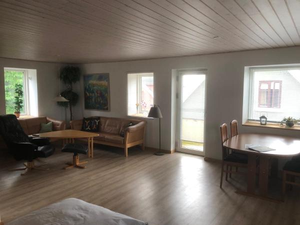 Op de foto is het object Købmandsgården 4 te zien, gelegen in de stad Østervrå.