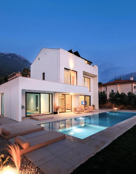 照片显示了位于Ahatli市的Villa Neo with 2 private pools, bbq, jacuzzi and sauna物件。