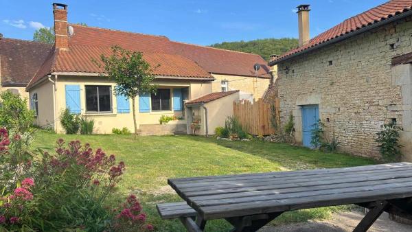 På billedet ses objektet Maison de village avec jardin clos beliggende i byen Bouzic.