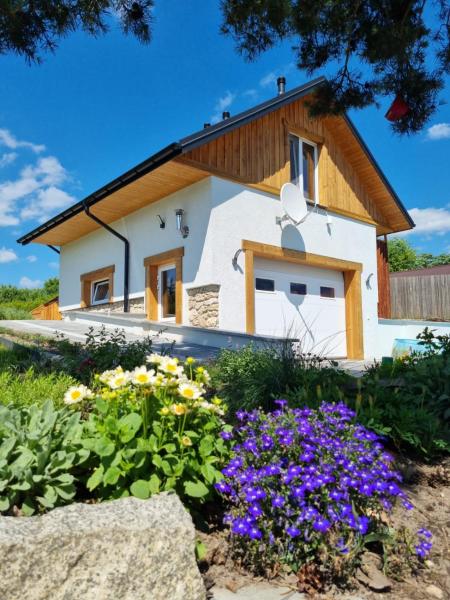 Na foto é possível ver o objeto Laki house localizado na cidade de Wiśniowa.