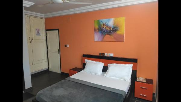 Auf dem Foto ist das Objekt Deluxe Double Bed Bedroom in Lome - Togo in der Stadt Lomé zu sehen.