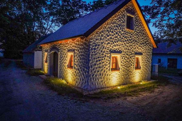 The photo shows the Weinkeller Gehringer located in the city of Peigarten.