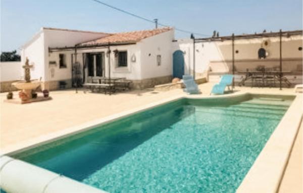 Na zdjęciu widoczny jest obiekt Lovely Home In Raphèle-Les-Arles położony w mieście Raphèle.