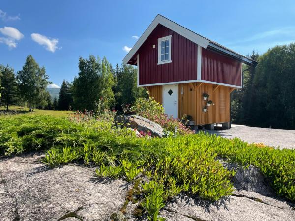 Na fotografii je vidět objekt Unik overnatting i Stabbur/Minihus nacházející se ve městě Ulefoss.