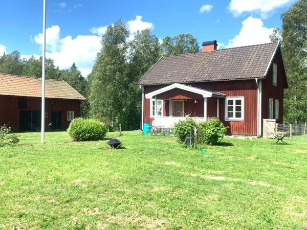 The photo shows the Svartån Gård located in the city of Sunnemo.