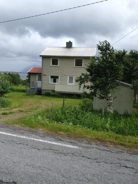 Na zdjęciu widoczny jest obiekt Feriehus med utsikt mot fjellet Hoven położony w mieście Smedvik.