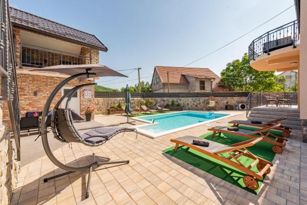 Na zdjęciu widoczny jest obiekt Apartman Toni położony w mieście Gračac.
