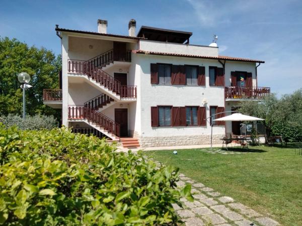 La photo montre l'objet Appartamento immerso nel verde situé dans la ville de Spolète.