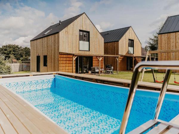 En la foto se muestra el objeto Holiday Home by Lake arnowieckie with Jacuzzi ubicado en la ciudad de Nadole.