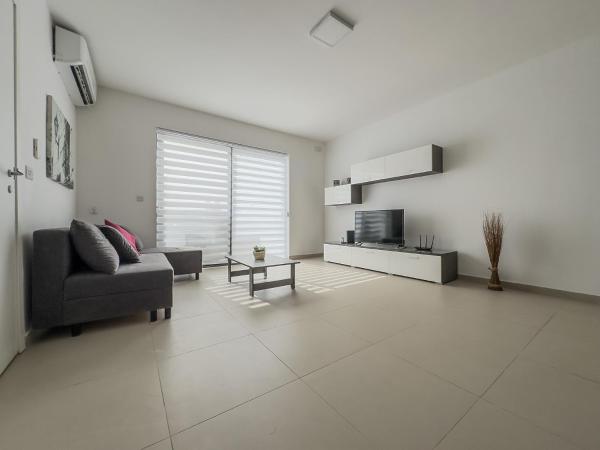 På billedet ses objektet Penthouse in Birzebbuga - 3 Bedroom beliggende i byen Ħal Far.