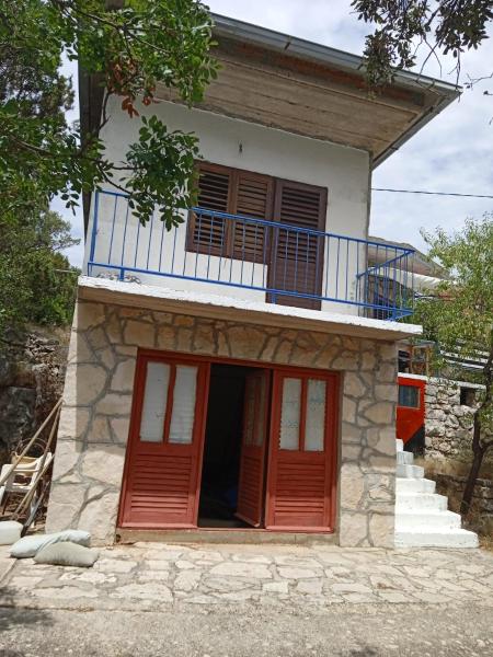 Na foto é possível ver o objeto Blue House Tino localizado na cidade de Gdinj.