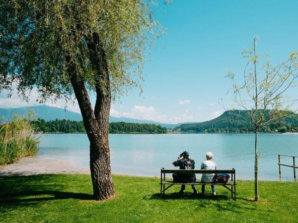 写真にはファアーク・アム・ゼー市にある3 Gerlitzen - at Lake Faak Karglhofが写っています。