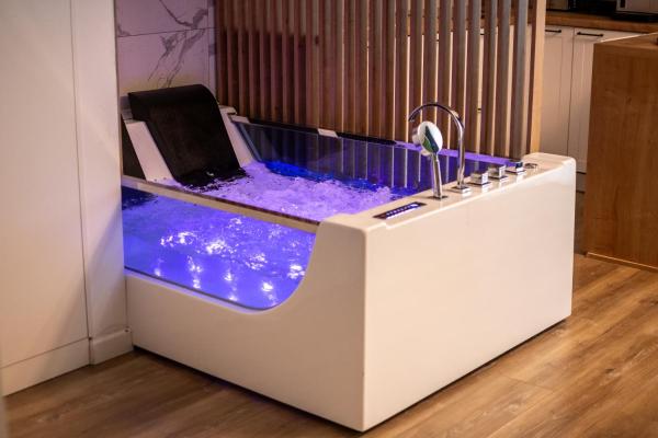 写真にはシナイア市にあるJacuzzi Urban Heaven Studioが写っています。